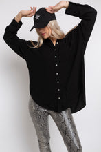 Cargar imagen en el visor de la galería, LEGGING CUERINA SNAKE NEGRO