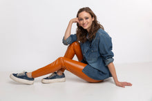 Cargar imagen en el visor de la galería, LEGGING CUERINA CROCO CAMEL METALIZADA