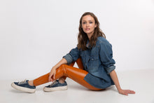 Cargar imagen en el visor de la galería, LEGGING CUERINA CROCO CAMEL METALIZADA