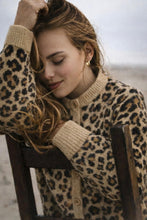 Cargar imagen en el visor de la galería, Chaleco Lana Leopardo