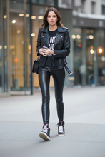 Cargar imagen en el visor de la galería, LEGGING CUERINA NEGRA CON BRILLO