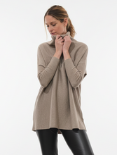 Cargar imagen en el visor de la galería, Chaleco largo beige de algodón con cuello alto para mujer Fran del Solar