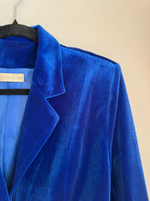 Cargar imagen en el visor de la galería, Detalle de chaqueta de terciopelo azul rey con textura suave y brillante