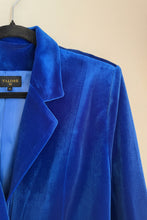 Cargar imagen en el visor de la galería, Detalle de chaqueta de terciopelo azul rey con textura suave y brillante