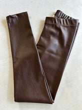 Cargar imagen en el visor de la galería, LEGGING CUERINA FORRADA CAFE (pretina con elástico)