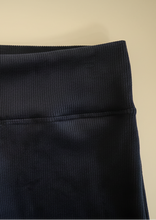 Cargar imagen en el visor de la galería, Detalle tela cotelé azul marino textura suave pantalón mujer