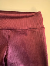 Cargar imagen en el visor de la galería, Detalle tela cotelé burdeo textura suave pantalón mujer tiro alto