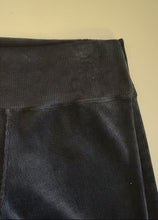 Cargar imagen en el visor de la galería, Detalle tela cotelé negro textura suave pantalón mujer