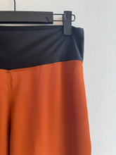 Cargar imagen en el visor de la galería, Detalle pretina lycra pantalón palazzo satinado