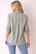 Cargar imagen en el visor de la galería, camisa verde mujer lyocell vista trasera manga larga arremangable