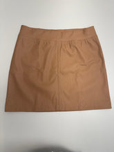 Cargar imagen en el visor de la galería, Falda corta de cuerina beige con pretina elasticada mujer