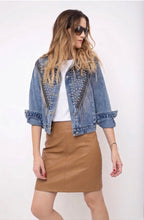 Cargar imagen en el visor de la galería, Falda de cuero sintético beige mujer con look elegante | Fran del Solar