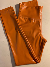 Cargar imagen en el visor de la galería, LEGGING CUERINA CROCO CAMEL METALIZADA
