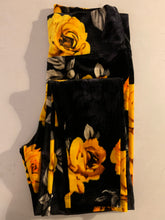 Cargar imagen en el visor de la galería, Legging Terciopelo Flores Amarillas