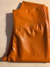 Cargar imagen en el visor de la galería, LEGGING CUERINA CROCO CAMEL METALIZADA