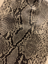 Cargar imagen en el visor de la galería, LEGGING CUERINA SNAKE NEGRO
