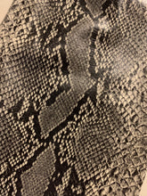 Cargar imagen en el visor de la galería, Legging Cuerina Snake Negro