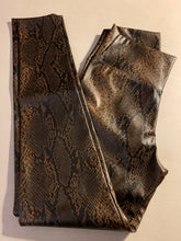 Cargar imagen en el visor de la galería, Legging Cuerina Snake Café