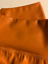 Cargar imagen en el visor de la galería, LEGGING CUERINA CROCO CAMEL METALIZADA