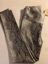 Cargar imagen en el visor de la galería, Legging Cuerina Snake Negro