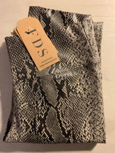 Cargar imagen en el visor de la galería, Legging Cuerina Snake Negro