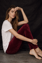 Cargar imagen en el visor de la galería, Leggings de terciopelo burdeo mujer tiro alto, calce ajustado, outfit invierno elegante con polera blanca y estilo casual sofisticado