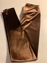 Cargar imagen en el visor de la galería, legging de terciopelo cafe mujer detalle de prenda textura suave elasticada