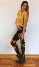 Cargar imagen en el visor de la galería, legging floral de terciopelo mujer combinado con outfit de invierno look moderno femenino