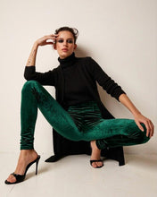 Cargar imagen en el visor de la galería, Legging terciopelo verde esmeralda mujer look urbano moderno
