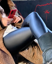 Cargar imagen en el visor de la galería, Legging negro cuerina mostrando ajuste y elasticidad