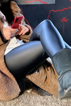 Cargar imagen en el visor de la galería, Legging negro cuerina mostrando ajuste y elasticidad