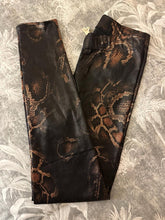 Cargar imagen en el visor de la galería, LEGGING CUERINA PITON