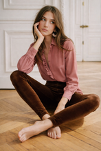 Cargar imagen en el visor de la galería, leggings de terciopelo café mujer tiro alto ajuste perfecto outfit elegante fran del solar