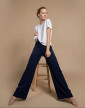 Cargar imagen en el visor de la galería, Pantalón cotelé azul marino mujer tiro alto palazzo look elegante
