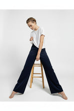 Cargar imagen en el visor de la galería, Pantalón cotelé azul marino mujer tiro alto palazzo look elegante