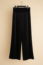 Cargar imagen en el visor de la galería, Pantalón cotelé negro mujer en colgador tiro alto pierna ancha