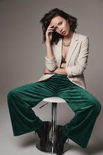 Cargar imagen en el visor de la galería, Pantalón cotelé verde mujer tiro alto palazzo look elegante modelo sentada