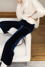 Cargar imagen en el visor de la galería, Pantalón terciopelo azul marino tiro alto pierna ancha