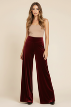 Cargar imagen en el visor de la galería, Pantalón terciopelo burdeo mujer tiro alto estilo palazzo elegante