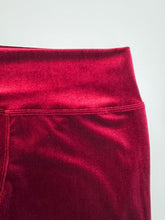 Cargar imagen en el visor de la galería, Detalle pretina ancha 8 cm pantalón terciopelo burdeo mujer tiro alto