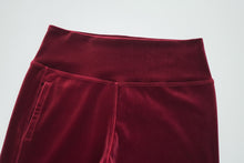 Cargar imagen en el visor de la galería, Detalle pretina ancha 8 cm pantalón terciopelo burdeo mujer tiro alto