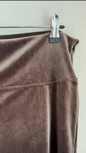 Cargar imagen en el visor de la galería, Detalle pantalón de terciopelo gris taupe textura suave pierna ancha