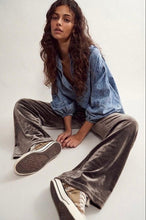 Cargar imagen en el visor de la galería, Pantalón de terciopelo gris taupe mujer pierna ancha outfit casual elegante