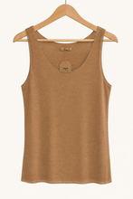Cargar imagen en el visor de la galería, Polera Hilo Camel sin mangas en percha | Fran del Solar