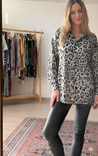 Cargar imagen en el visor de la galería, Blusa Satin Animal Print