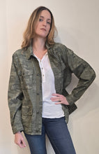 Cargar imagen en el visor de la galería, CHAQUETA GAP ESTAMPADO CAMUFLAJE ♻️