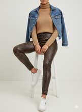 Cargar imagen en el visor de la galería, Legging Cuerina Snake Café