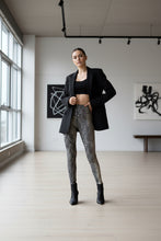 Cargar imagen en el visor de la galería, Legging Cuerina Snake Negro