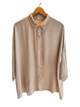 Cargar imagen en el visor de la galería, BLUSA SEDA (NEGRA, CRUDA Y PALO DE ROSA)