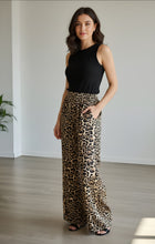 Cargar imagen en el visor de la galería, PANTALON SATIN ANIMAL PRINT